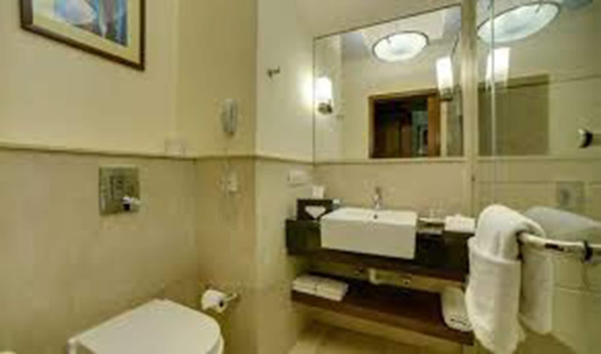 Deventure Sarovar Portico Kapashera, New Delhi Kültér fotó