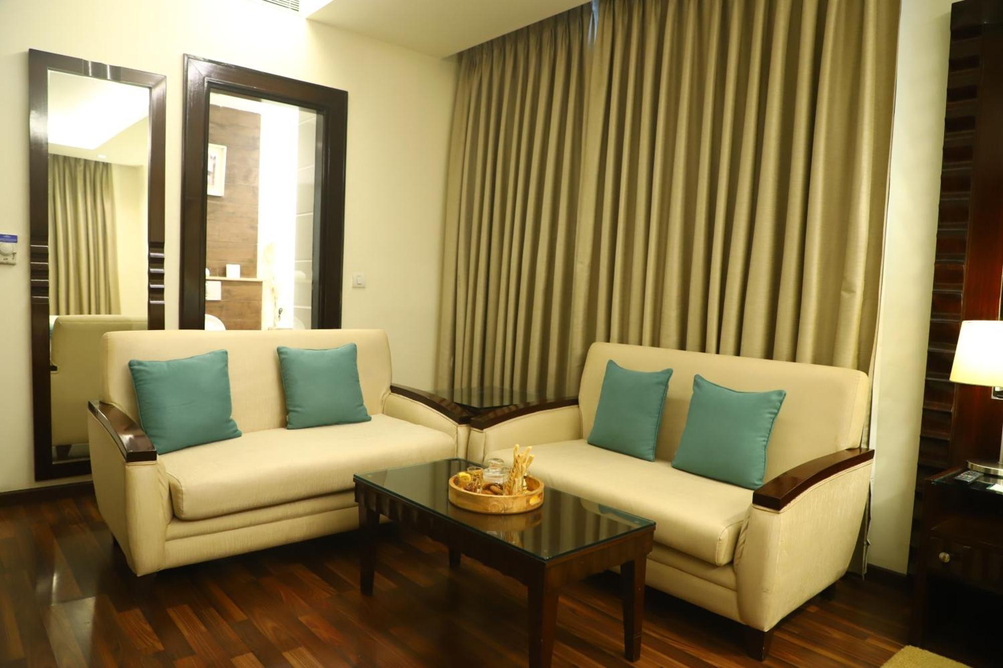 Deventure Sarovar Portico Kapashera, New Delhi Kültér fotó