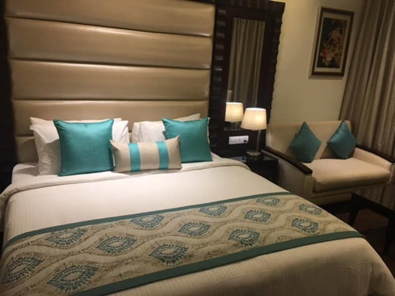 Deventure Sarovar Portico Kapashera, New Delhi Kültér fotó